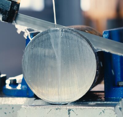 automatic band saw with coolant cuts metal rods of workpieces, industrial band saw for cutting metal